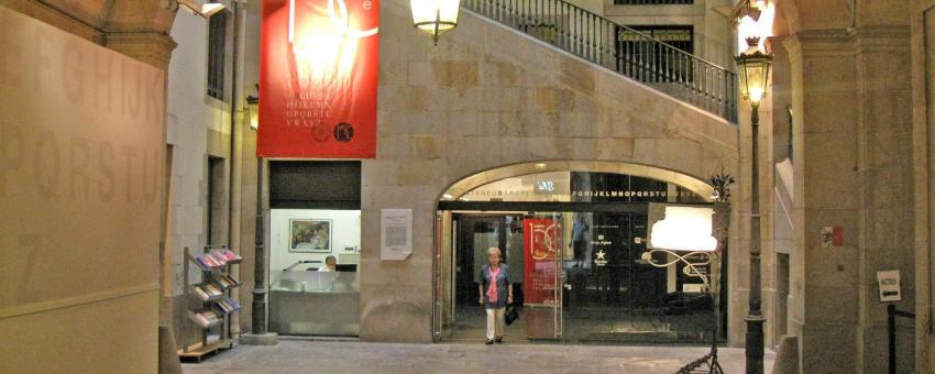 El palau Savassona, de 1796, seu de l'Ateneu Barcelonès des del 1906. Vista del pati d'entrada.