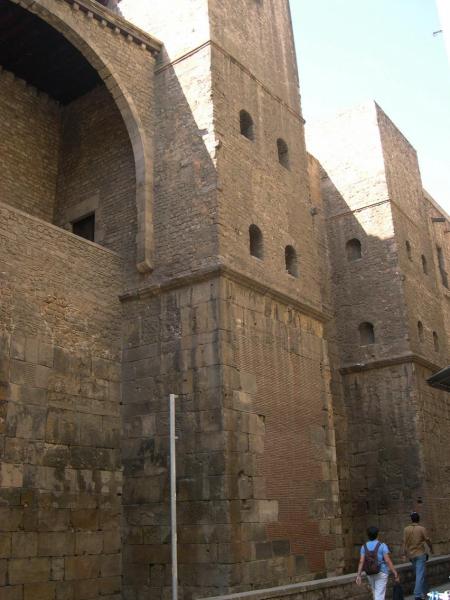 Torres de la muralla romana al carrer del Sots-Tinent Navarro.