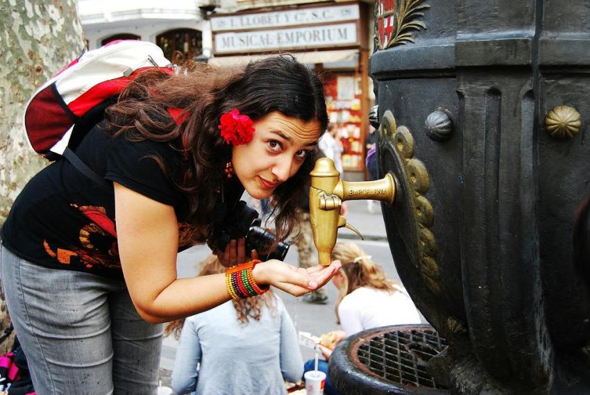Drinking ffrom the Font de Canaletes Drinking ffrom the Font de Canaletes