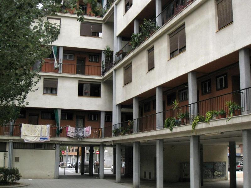 Casa Bloc, edifici racionalista construït pels arquitectes Josep L. Sert, Joan B. Subirana i Josep Torres
(1932-1936) a Sant Andreu (Barcelona), a l'avinguda de Torres i Bages núm. 91-105.