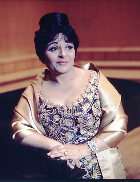 Victoria de Los Angeles in her dressing room