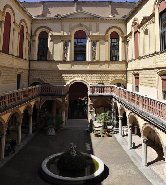 Het binnenhof van het Museo Civico Archeologico te Bologna