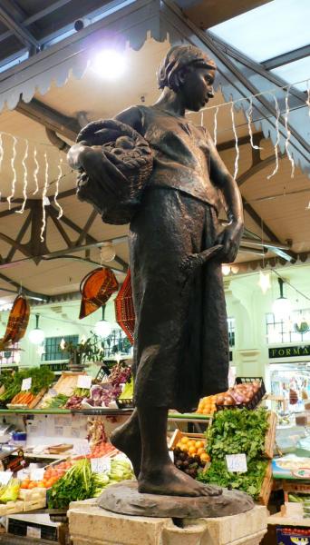 Statue in the Mercato Albinelli