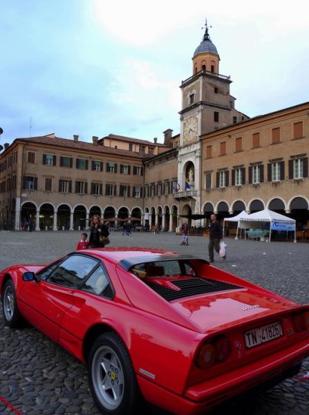 Ferrari in Piazza Grande