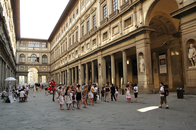 Between the Uffizi Gallery's two wings Between the Uffizi Gallery's two wings