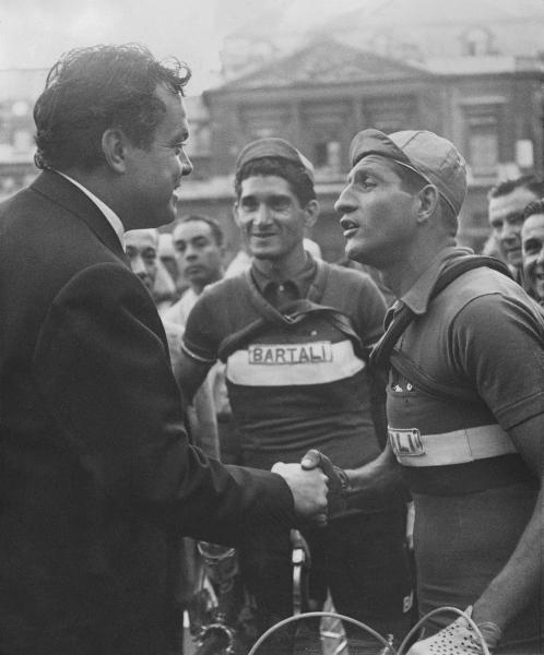 Wielrenner Bartali in gesprek met Orson Welles