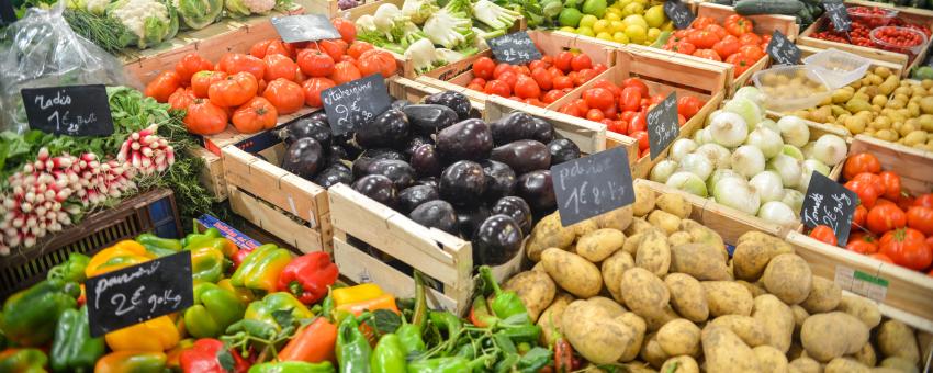 Stand de légumes sur un marché