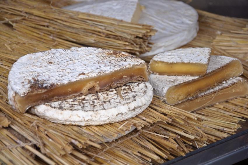 Brie noir (='black Brie'), an aged brie,  here on sale at the market of the town named Coulommiers (Seine-et-Marne, France).