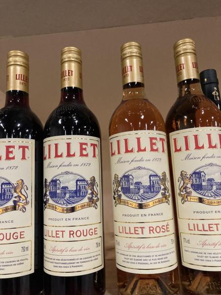 Bouteilles de Lillet rouge et rosé.