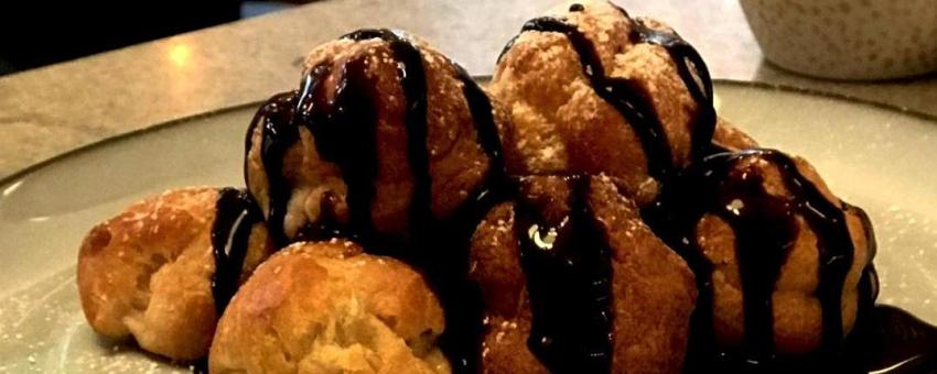 Klassika franska bakverk kallade profiteroles, gjord på branddeg.