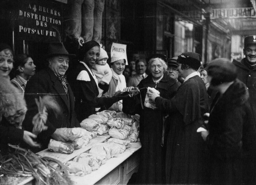 Joséphine Baker lors d'une distribution de pot-au-feu pour l'Œuvre du pot-au-feu pour les vieux, dirigée par mademoiselle Duchoiselle.