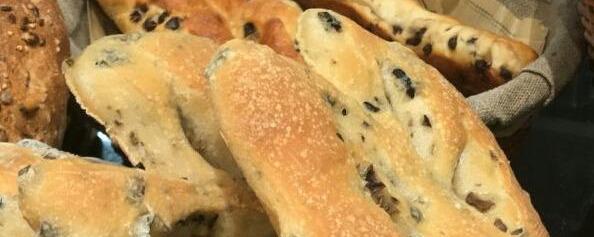 Fougasse aux olives dans une boulangerie parisienne.