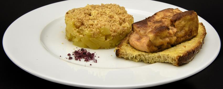 Pain perdu au foie gras poêlé, broyé du Poitou sur lit de pommes