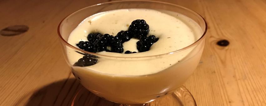 Zabaione with blackberries