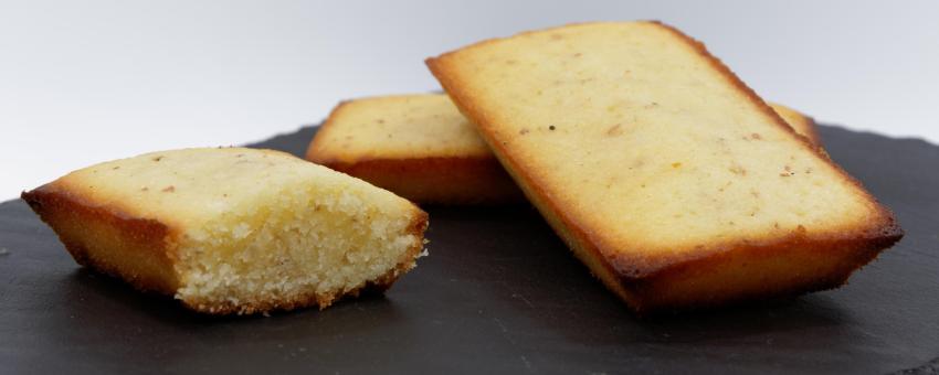 Quelques financiers, pâtisserie à base de poudre d'amande, de blanc d’œufs, de sucre, de beurre et de farine.