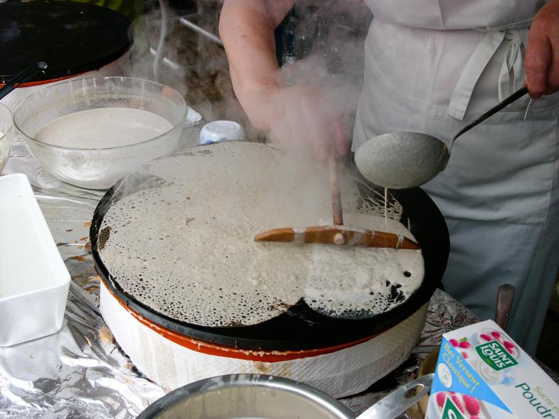 Zubereitung von Crepes auf dem Frankreichfest in Düsseldorf