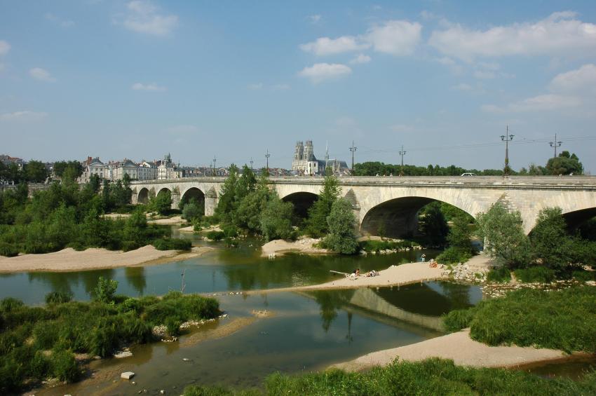 Vue d'Orléans : le pont George V et la cathédrale en arrière-plan.