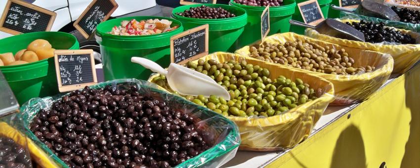 Picholines et Olives de Nyons sur un marché gardois