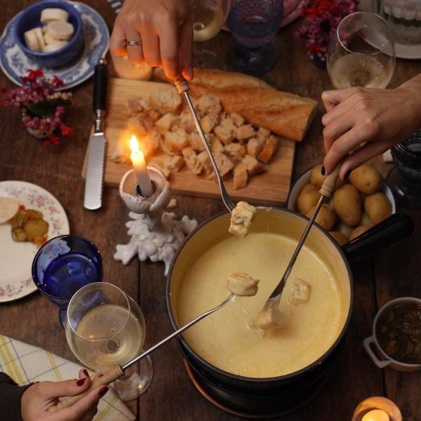 Noite de fondue Kraeuterkaese! #fondue #pomerodealimentos #fonduedequeijo #kraeuterkaese #queijofundido #food #foodporn #queijo #cheese #cheesefondue