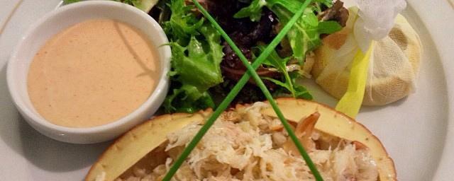 Crab meat in shell with salad and Marie Rose sauce