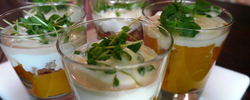 Verrine aux poivrons rôtis avec du tahini infusé dans du yogourt