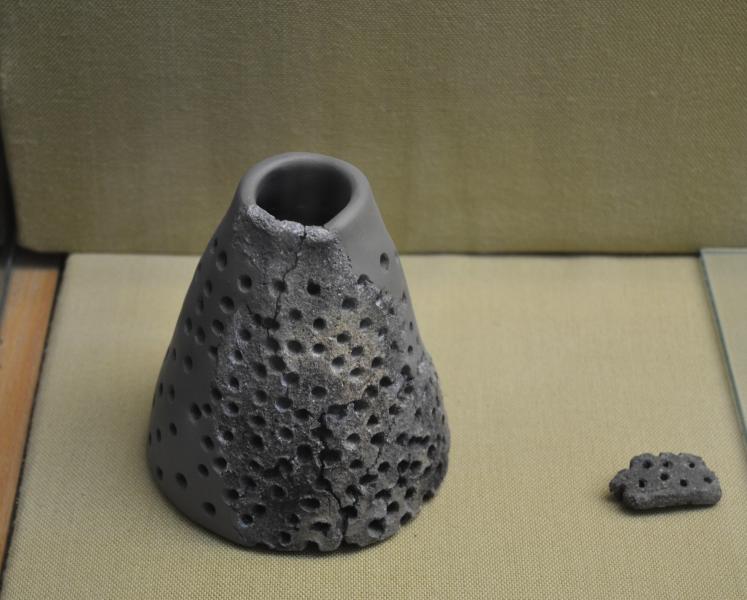 Formatgera de ceràmica feta a mà, edat del Bronze, mitjans del segon mil·leni abans de la nostra era. Procedeix de la Cova del Montgó, Museu Soler Blasco de Xàbia.