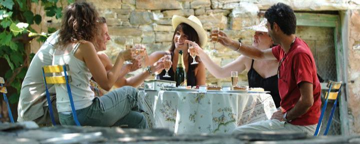 Apéritif à la clairette de Die en Haute-Provence