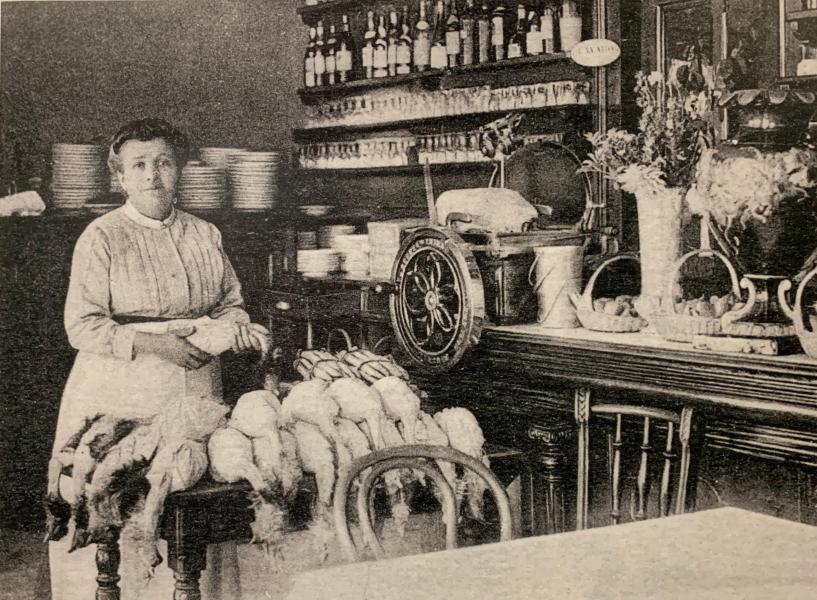 Françoise Fayolle préparant ses poulardes demi-deuil dans son restaurant du 73 rue Duquesne (Lyon) à la fin du XIXe. Image ancienne photographiée aux Halles Paul Bocuse à Lyon.