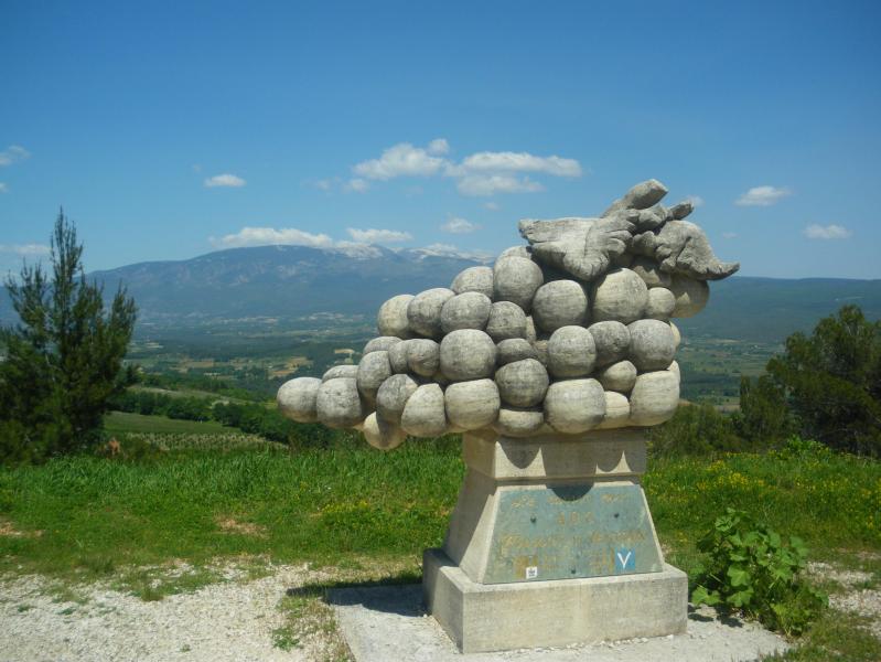 Sculpture du Raisin Noir - AOC du Mont Ventoux, à Blauvac, Vaucluse