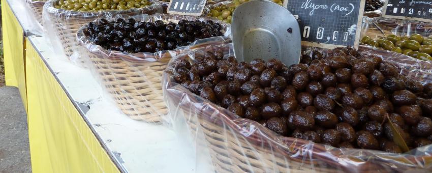 Olives au marché de Bonnieux