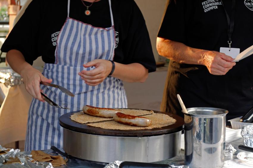 Préparation d'une galette-saucisse (Blé Noir-Hénaff) au stand restauration rapide du festival de Cornouaille 2014.