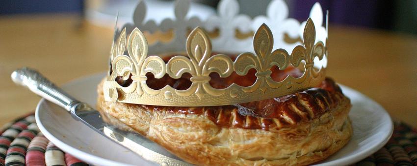 Galette des rois avec couronne