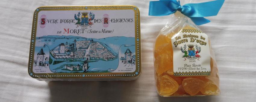 Boite et sachet de berlingots de sucre d'orge des religieuses de Moret, achetés à la Maison du sucre d'orge de Moret-sur-Loing.