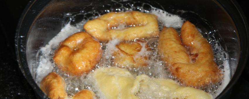 Cuisson de beignets dans de l'huile.