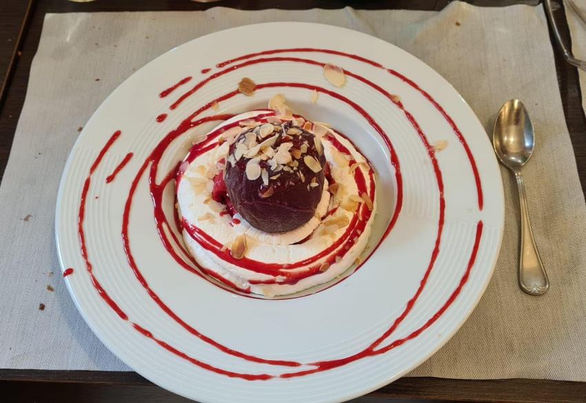 pomme pochée au vin rouge