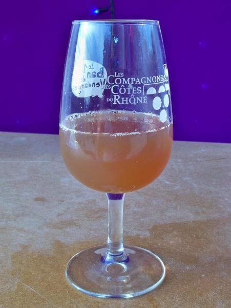 Bourru, suite de la première pression de raisin (lors du Ban des Vendanges 2010 à Avignon, Vaucluse, France)