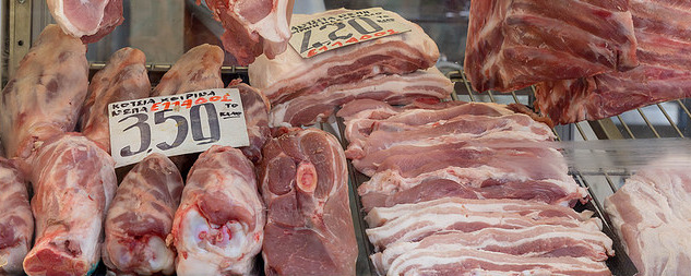 Fleisch in der Kühlvitrine am Kapani Markt in Thessaloniki