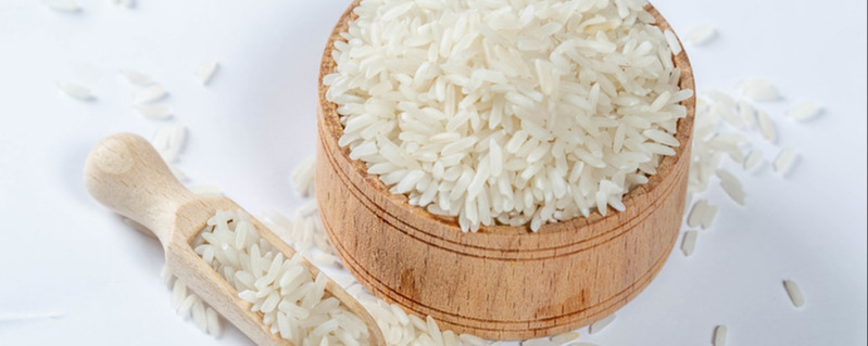 Raw white rice in wooden dishes