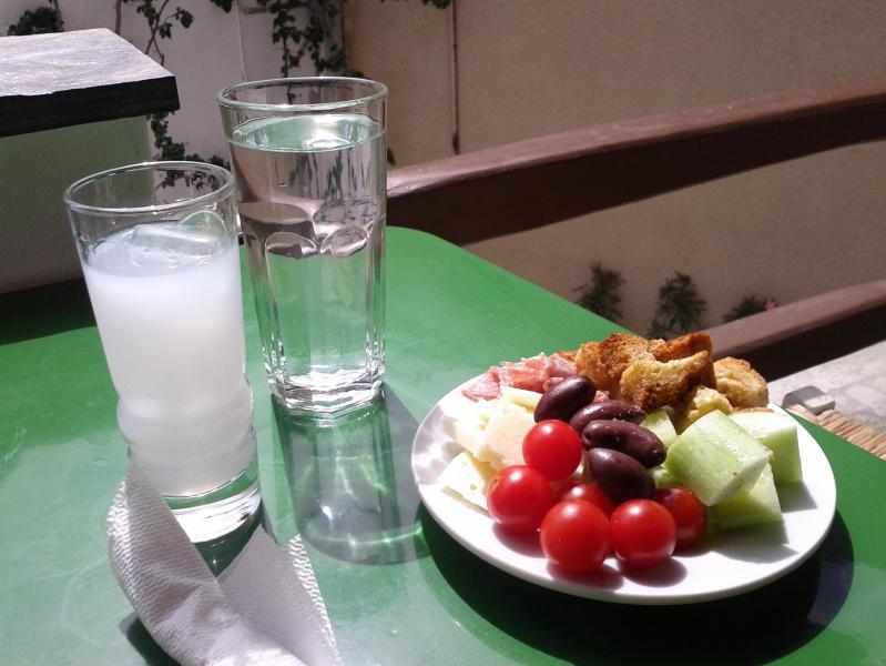 Ουζομεζές (Ouzo meze)