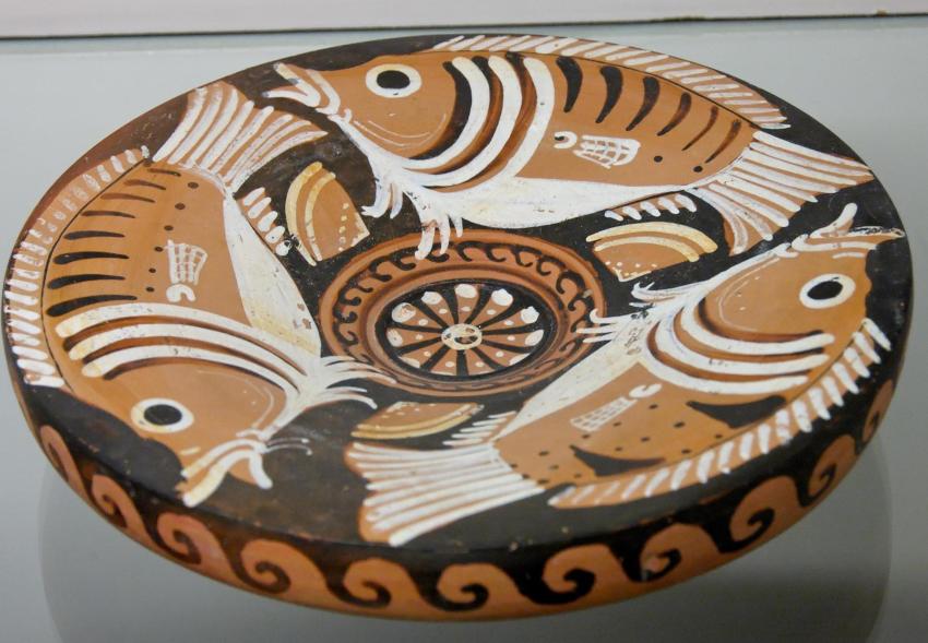 Three sea-perch and three limpets. Apulian red-figured fish-plate, ca. 340–320 BC. From Gnathia.
