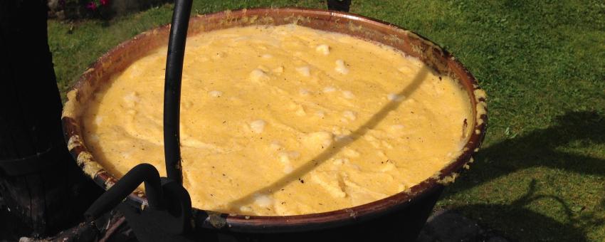 Cottura della polenta in paiolo