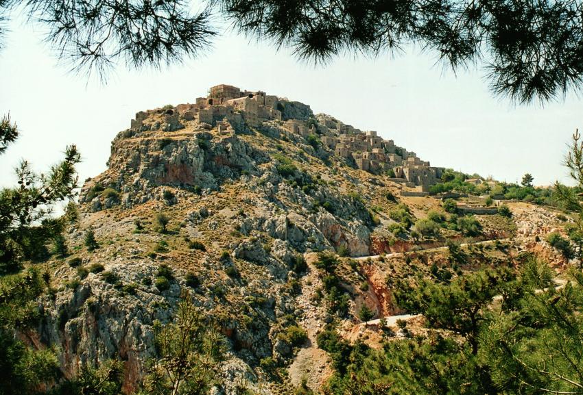 Gios, Anavatos. De bewenners lieten harren yn 1822 massaal fan de likernôch 300 meter hege rots falle om tefoarren te kommen dat hja yn de hannen fan de Turken foelen.