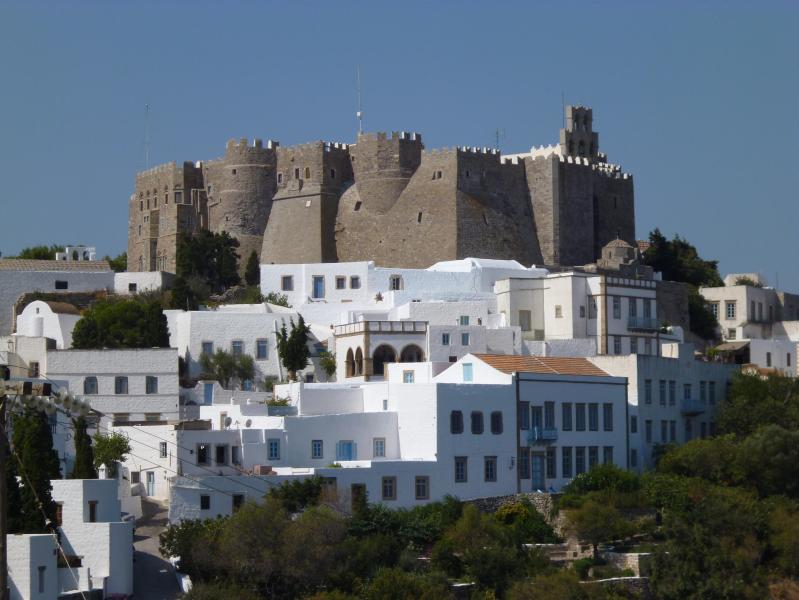 Vista della Chora (centro storico) dell'isola di Patmos e del Monastero di San Giovanni il teologo, cinto da altissime mura
