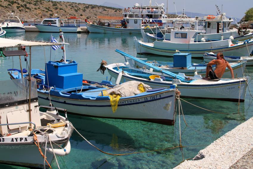 Barche nel porto di Agios Georgios, isola di Iraklia