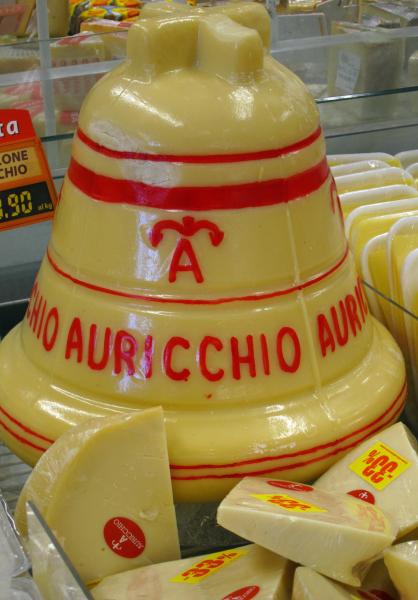 Formaggio Provolone Classico prodotto dall'azienda Auricchio in forma a campana da 5 o 13 kg.
