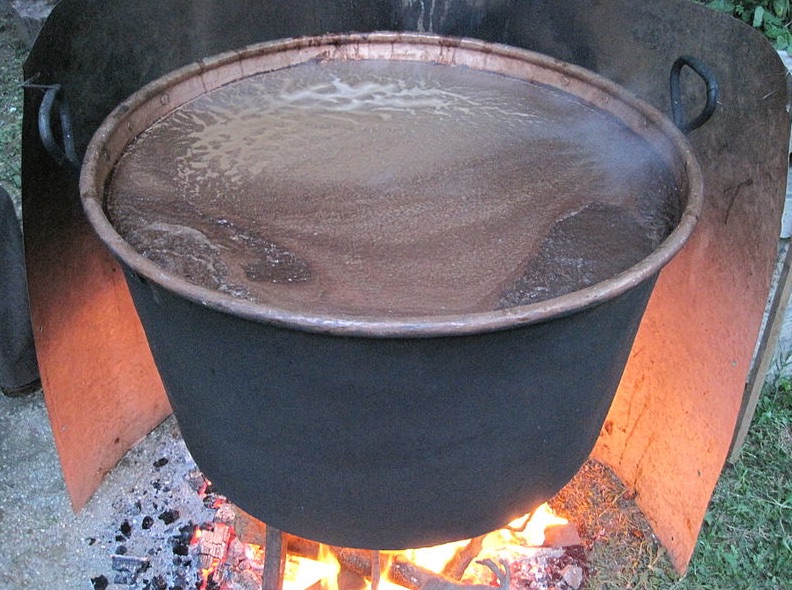 Boiling the must for vino cotto