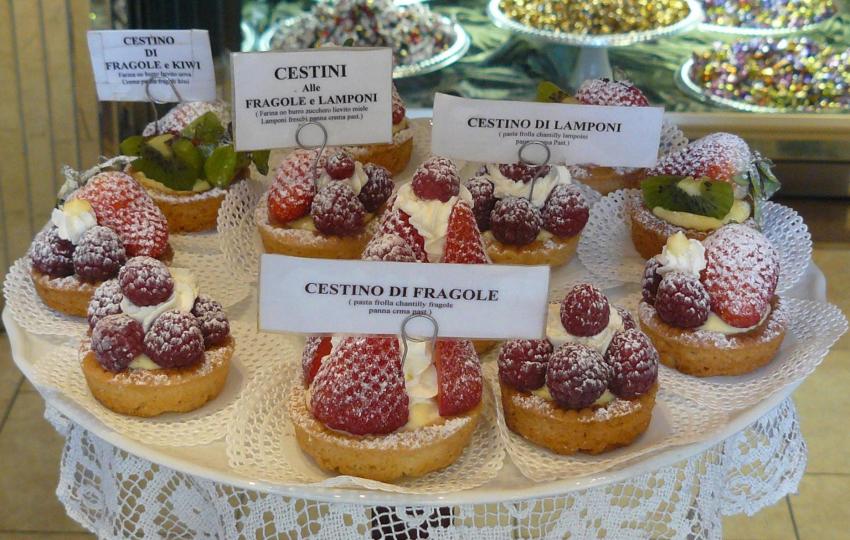 Strawberries, raspberries, kiwi. Shop in Pavia.