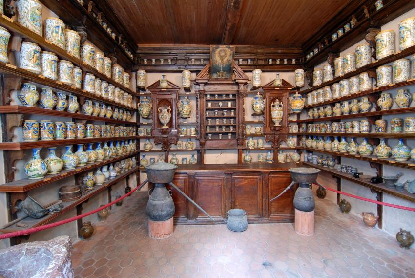 Corredo di maioliche del 1580 con stemma di Cesaro Candia provenienti dalla bottega di Mastro Antonio Patanazzi di Urbino
