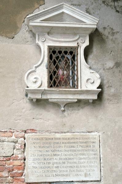 Warning plaque on the wall of La Pietà