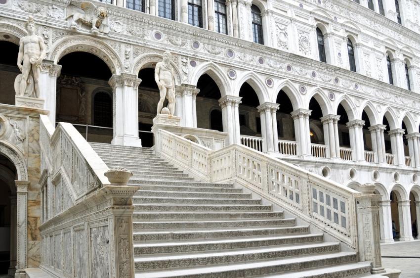 Scala dei Giganti, Palazzo Ducale